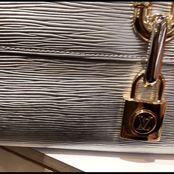 🔥SOLD🔥RARE Louis Vuitton Silver/Gold Epi
Leather Blade Clutch - Picture 2 of 5